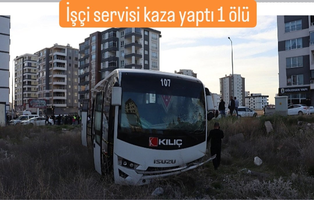 Kayseri'nin Melikgazi ilçesinde hafif ticari araçla çarpışan işçi servisinin tarlaya uçması sonucu servisin camından fırlayan 1 kişi hayatını kaybederken, 5 kişi de yaralandı. #isghaber #haber #işkazaları #işkazası #sondakika #kayseri #melikgazi #işgüvenliği