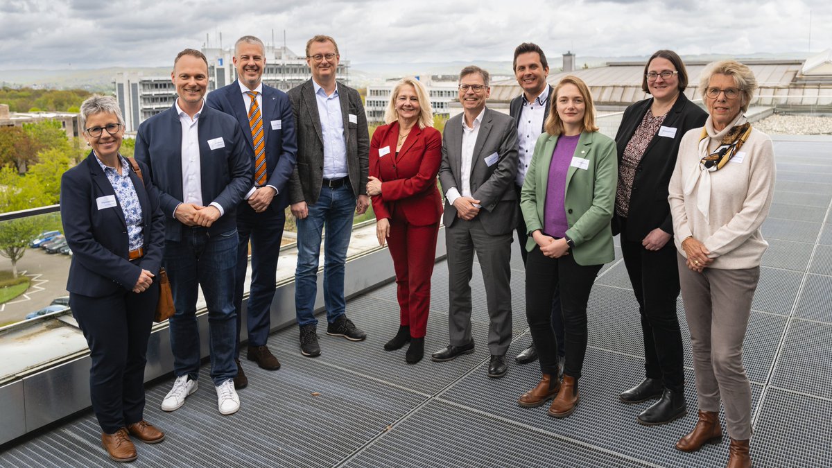 Wie viel Zeit spart #KI-Korrektur von Klausuren? Wie lässt sich damit der Bias von Korrigierenden verringern? Und wie steht's mit dem Energieverbrauch der an der @fernunihagen genutzten #LLMs ? Darüber diskutierte CATALPA-Prof. @TorstenZesch mit MdBs vom Wissenschaftsausschuss