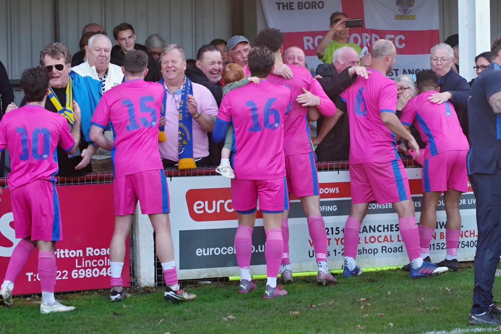 RomfordFCCorp's tweet photo. How would you like your company name and logo on the back of our home and away shirt for next season?

@RomfordFC @Borolife 

Get in touch to discuss the huge exposure your company will get #sponsoring #TheBoro 

#RomfordFC #Romford #MatchShirt #Logo #Sponsorship #BackofShirt #SocialMedia #Corporate #Partnership 🤝