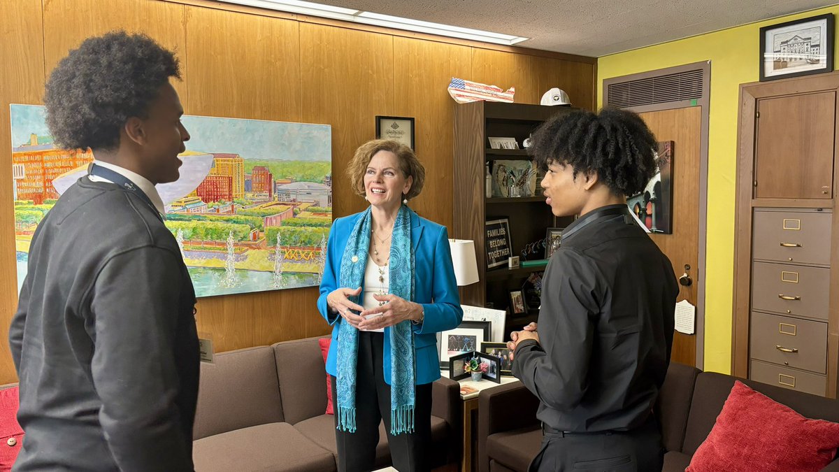 Took some time out of budget negotiations to meet with #Albany High students, Rashad and Troy, during their 2024 Student Conference! 

It was great to hear about programs helping expand their skillsets and future plans to attend college here in New York.

Keep it up! #FalconPride