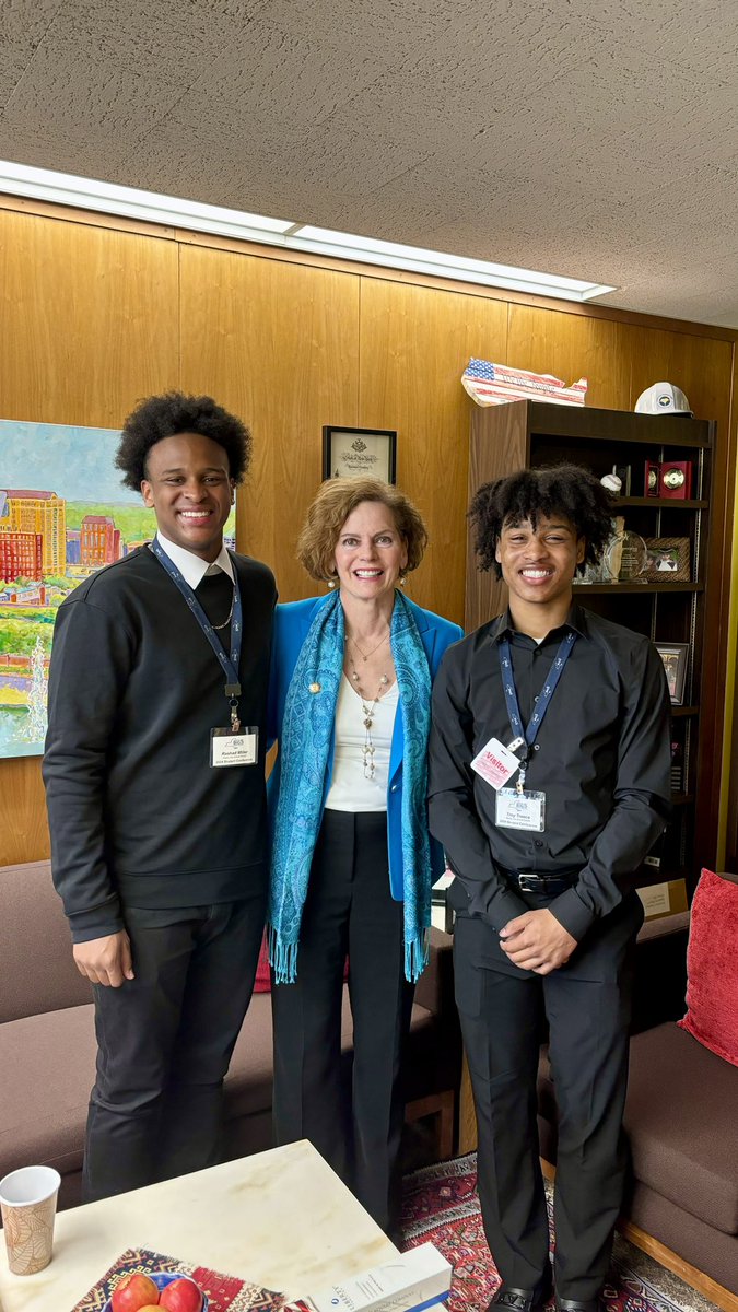 PatriciaFahy46's tweet photo. Took some time out of budget negotiations to meet with #Albany High students, Rashad and Troy, during their 2024 Student Conference!
It was great to hear about programs helping expand their skillsets and future plans to attend college here in New York.
Keep it up! #FalconPride https://t.co/4QrbI31jg8