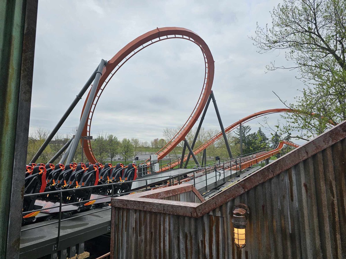 Our favorite element on #Ironmenace at @DorneyParkPR, Tilted Loop! #dorneypark #newin2024 #cedarfair #buckeyecoasters