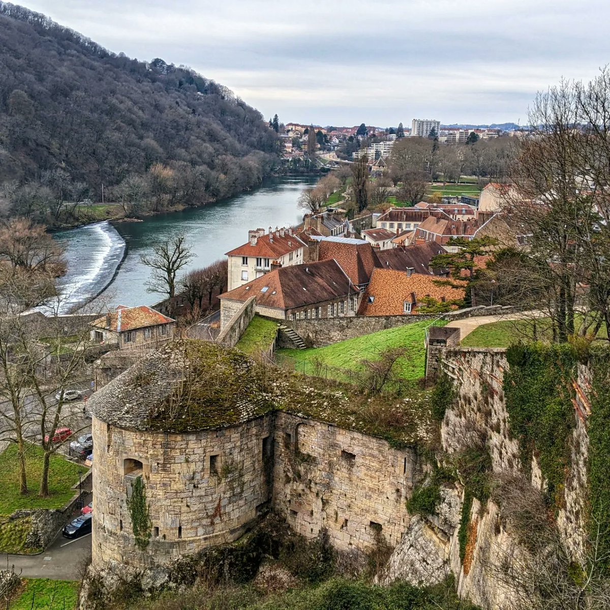 New country + address! I was offered (and accepted) a position as Full Professor (🎉‼️) at Université de Franche-Comté, in Besançon, France. Find me in the Chrono-environnement lab @Chrono_env working on freshwater ecology, eco-evo dynamics, and statistical modelling in ecology