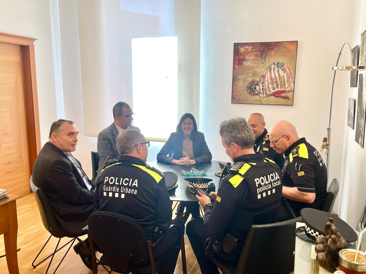 Ens hem reunit amb l’alcaldessa de Santa Coloma de Gramenet, en la seva condició de Diputada delegada en afers de seguretat a la DIBA. S’han abordat diferents temàtiques, amb noves propostes de col·laboració entre la DIBA i els cossos de PL i també dels vigilants municipals.