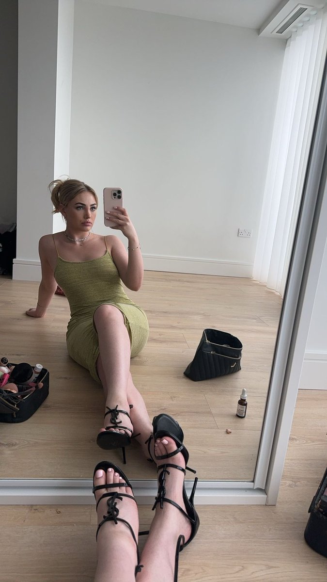 RooneyLeoni's tweet photo. Ready to be worshipped 👸🏼👸🏼 https://t.co/YxAITcBE0K
