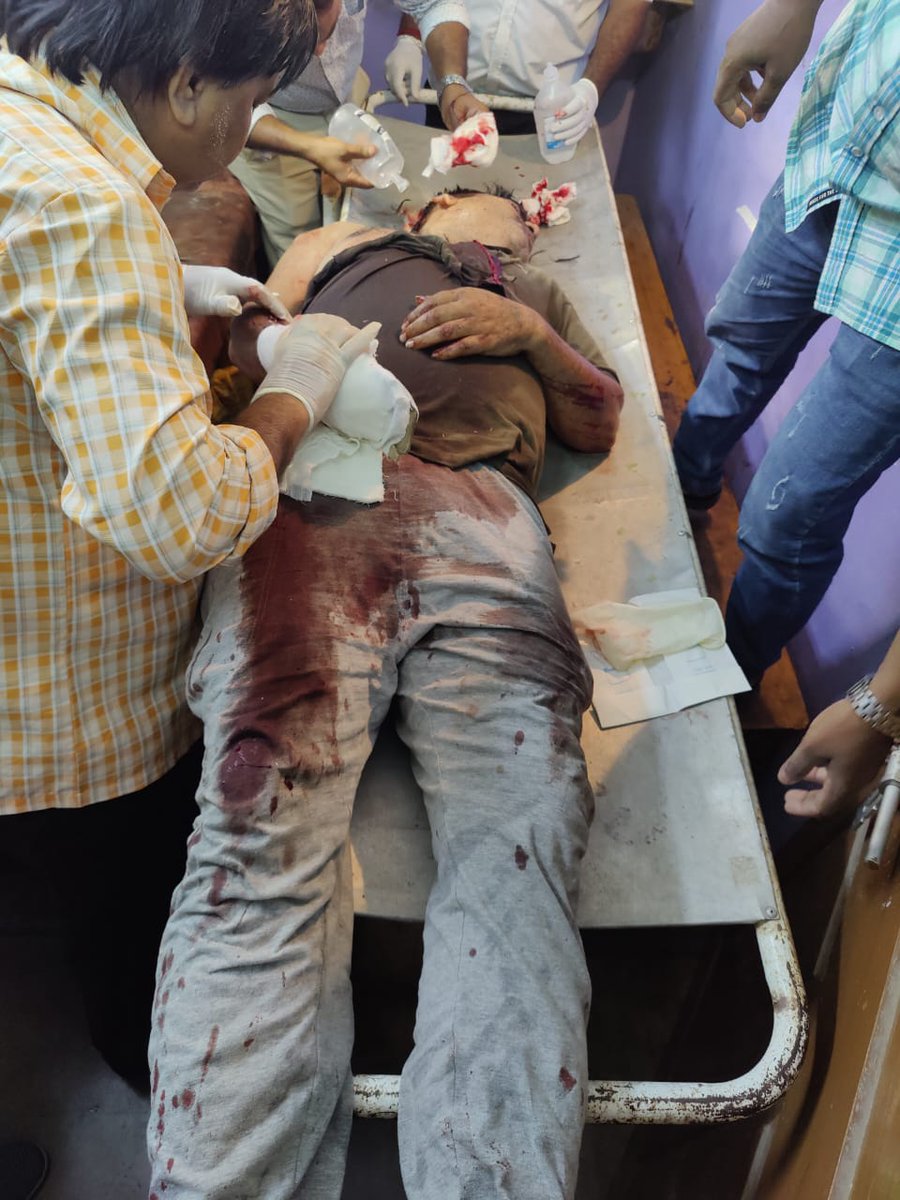 vinod_bansal's tweet photo. बंगाल के मुर्शिदाबाद जिले के शक्तिपुर आज रामनवमी की शोभायात्रा पर हुए हमले में दर्जनों रामभक्तों के घायल हुए हैं जिनमें से अनेकों की स्थित गंभीर है। जिहादी बे-लगाम और उनके बीच फंसे राम भक्त संकट में हैं।
लगता है ममता दीदी की राम नवमी धमकियां का जिहादियों ने पालन किया है! स्थानीय पुलिस प्रशासन व शासन नि:सहाय व मूकदर्शक है। केंद्रीय सुरक्षा बल कमान संभाल कर शेष हिंदूओं की रक्षा करें, यह अविलंब जरूरी है।
#मुर्शिदाबाद_हमला