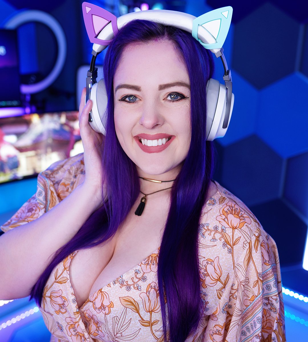 My brain is so confused why does it feel like a Friday 🤣 I'm live gang ✌️ showcasing @DeathorGlory_ a FREE to PLAY duelling card game and its major update with a brand new Duelling mode, progression and more! 🌺 twitch.tv/blueandqueenie #ad