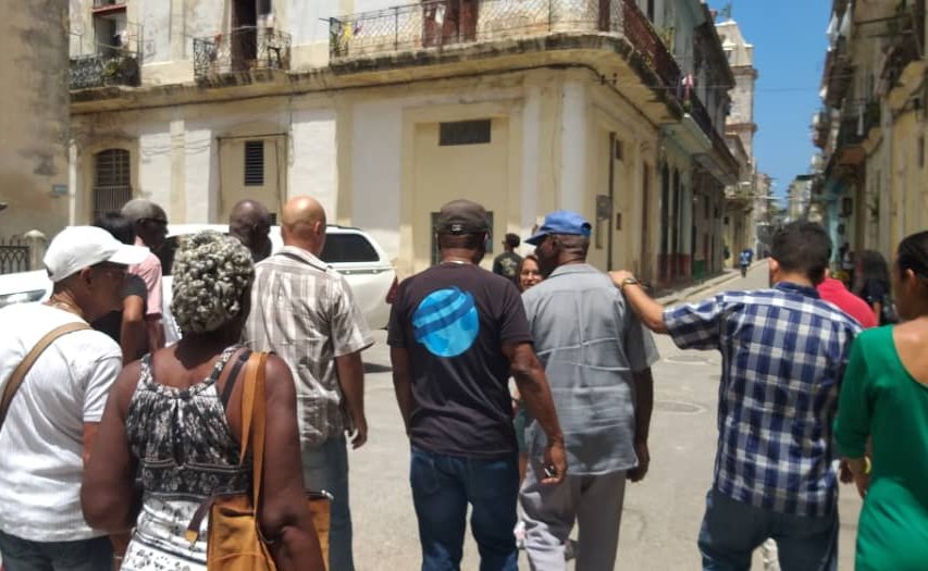 De recorrido por San Isidro, Habana Vieja, con el padrino Silvio y otros líderes comunitarios. #Cuba #CDRCuba #SomosDelBarrio