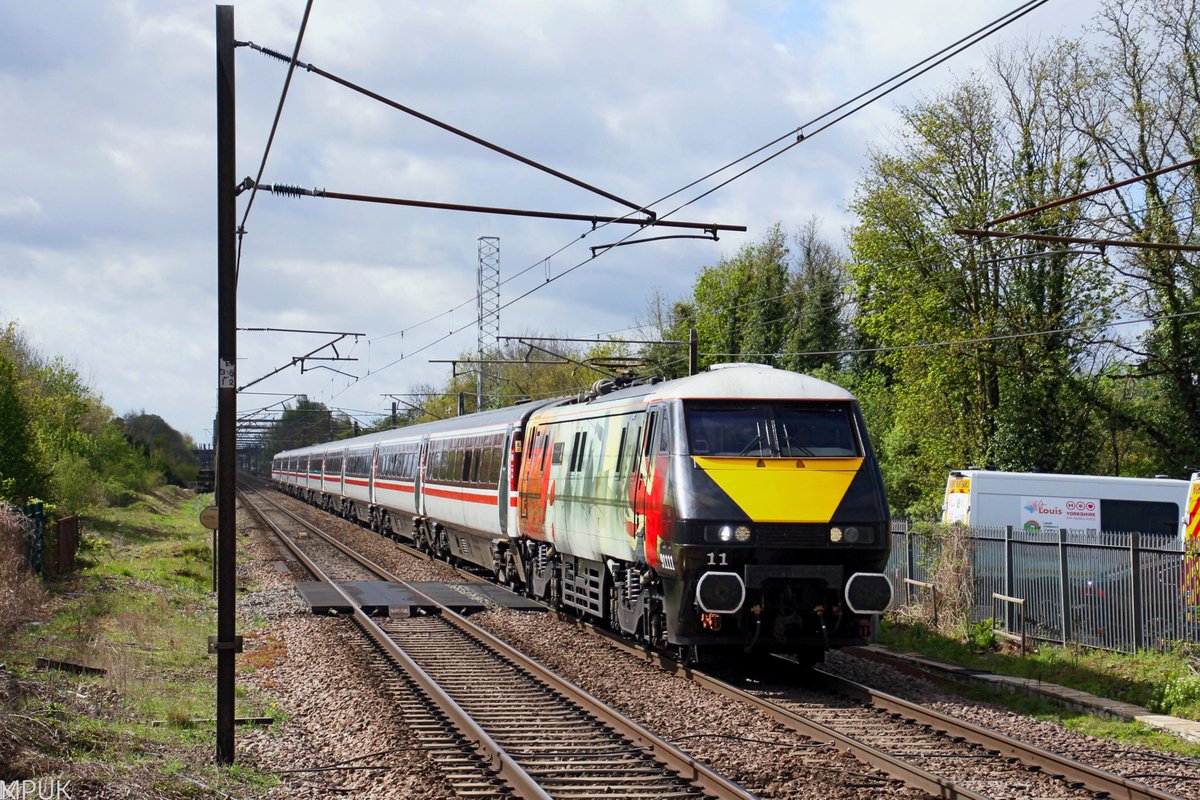 91111 fronts 1D10 with set NL26 (82223) behind it. The sun makes a slight appearance as it heads towards Leeds. The weather that day was something to behold that's for sure. Welwyn North (15/04/24) <a href="/225groupuk/">225 Group</a> <a href="/LNER/">London North Eastern Railway</a> <a href="/paulrgentleman/">Paul R Gentleman</a>
