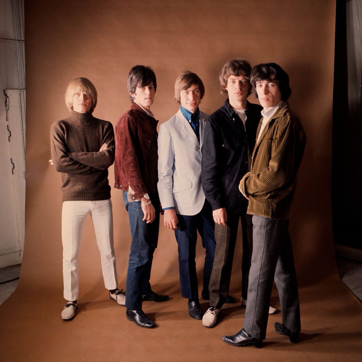 In 1965 Gered Mankowitz had his first photo shoot with the Rolling Stones at Mason’s Yard Studio in London, this is the only surviving colour photo from that shoot! 📸