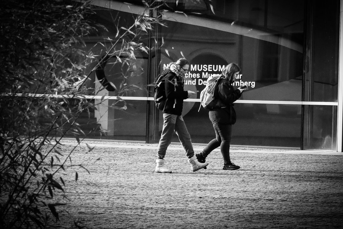 Couple of phone zombies @ap_magazine #streetphotographer #streetphotography #streetphotographyinternational #blackandwhitephotography #blackandwhitephoto #blackandwhitestreetphotography #citystreet #monochrome #urbanphotography #bnwphotography #bnw #zombies #tourists