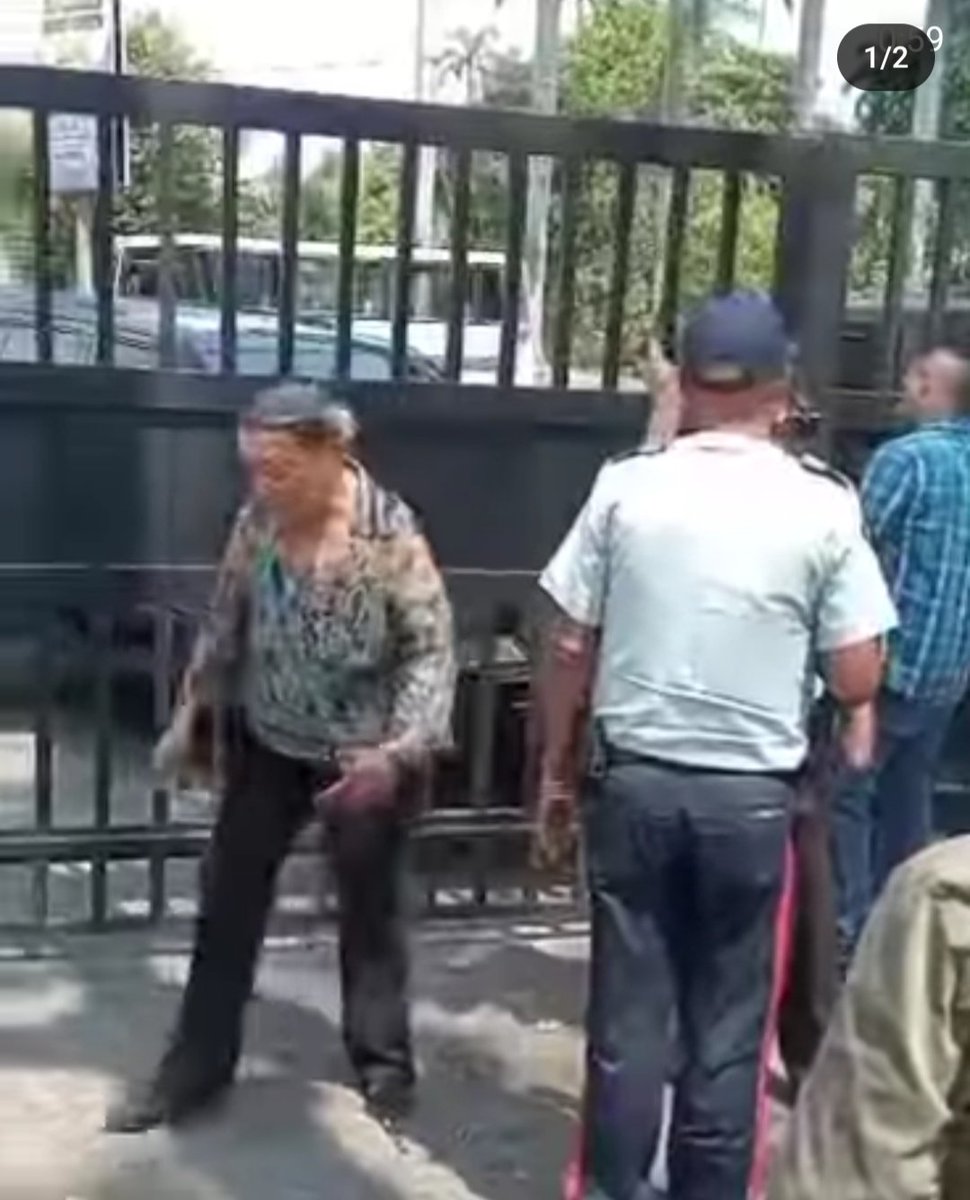 luishmedinac's tweet photo. ¿Qué es lo que pasa en el museo de transporte de Caracas? @museotransporte . Me están llegando varios mensajes de que los están desalojando o interviniendo y hay funcionarios policiales y de otros entes del estado allí. ¿quieren acabar con uno de los pocos museos que hay? https://t.co/ynHKlMzQkT