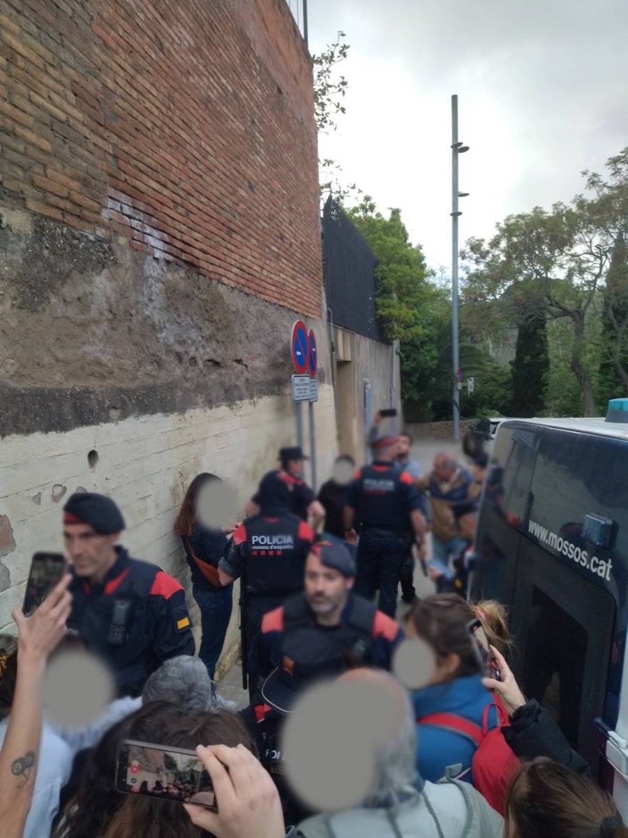 🔴 ATENCIÓ!

El <a href="/PSCEsplugues/">PSC Esplugues de Ll /❤️</a> envia als mossos a identificar dues companyes a la concentració en suport a les veïnes del Barco.

Front a la seva repressió, la nostra solidaritat; front a les institucions burgeses, les nostres. No ens aturarem.