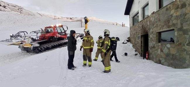 La Diputación  de Granada del Partido Popular "retira sin previo aviso el retén de bomberos" en Sierra Nevada cuando aún no ha finalizado la temporada de esquí y la carretera de acceso con cortes.
elindependientedegranada.es/politica/cuenc…
#bomberos #sierranevada