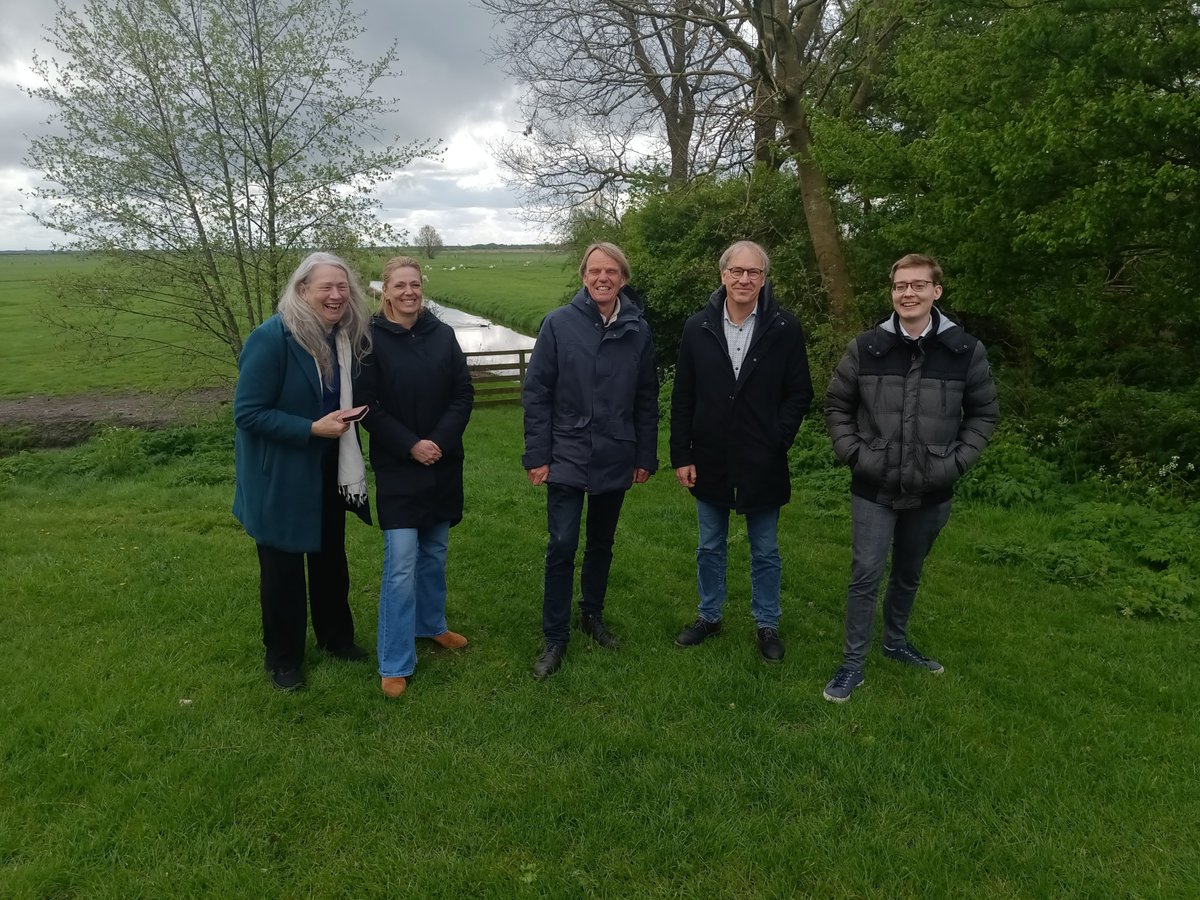 Vanochtend waren Statenleden Klaas Zwart en @ChristaOosterb van de PvdA & @JochemKnol van @GrienLinksFrysl op bezoek bij een boer waar zij spraken over de uitdagingen in de landbouw, het boeren met de natuur, en hoe PAS-melders het beste geholpen kunnen worden.