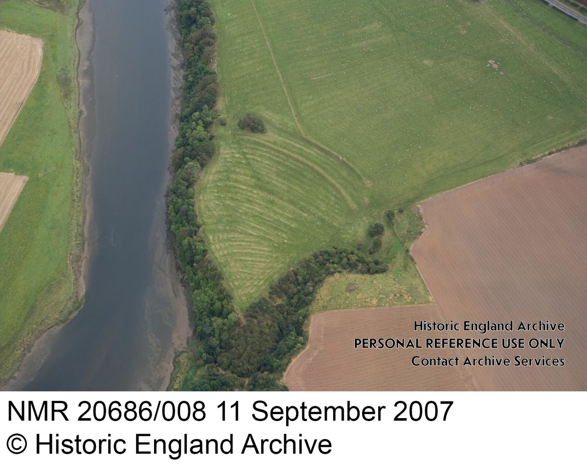 For #HillfortsWednesday here’s Chester Crane in #Northumberland, a bivallate promontory fort on the River Tweed with medieval ridge and furrow in the interior. Read about the earthwork survey + community geophys results (@HistoricEngland with @wessexarch): historicengland.org.uk/research/resul…