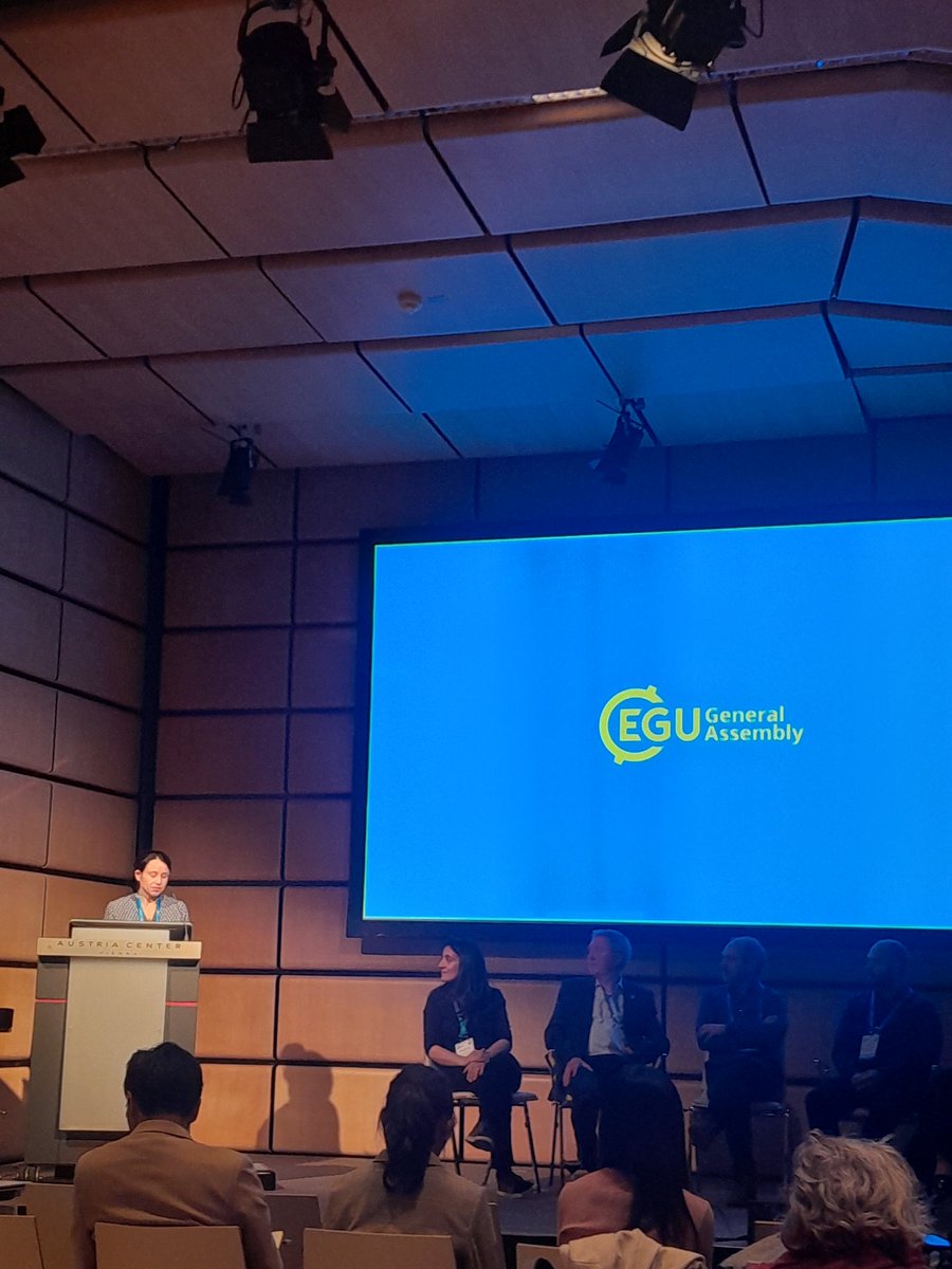 Last event of the day: #EGU24 Townhall on #BlueCarbon. Exciting news on @jpioceans #bluecarbon Knowledge Hub, more inspiring is the lead role Ireland is taking through the leadership of @BoltonWarberg & Niall McDonagh @MarineInst, not to mention @ucddublins's own Grace Cott 💪