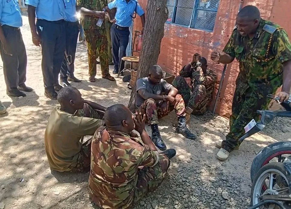 omwambaKE's tweet photo. Yaani Kenya Police can arrest KDF officers? Weuh! https://t.co/UgiN3XZWu5