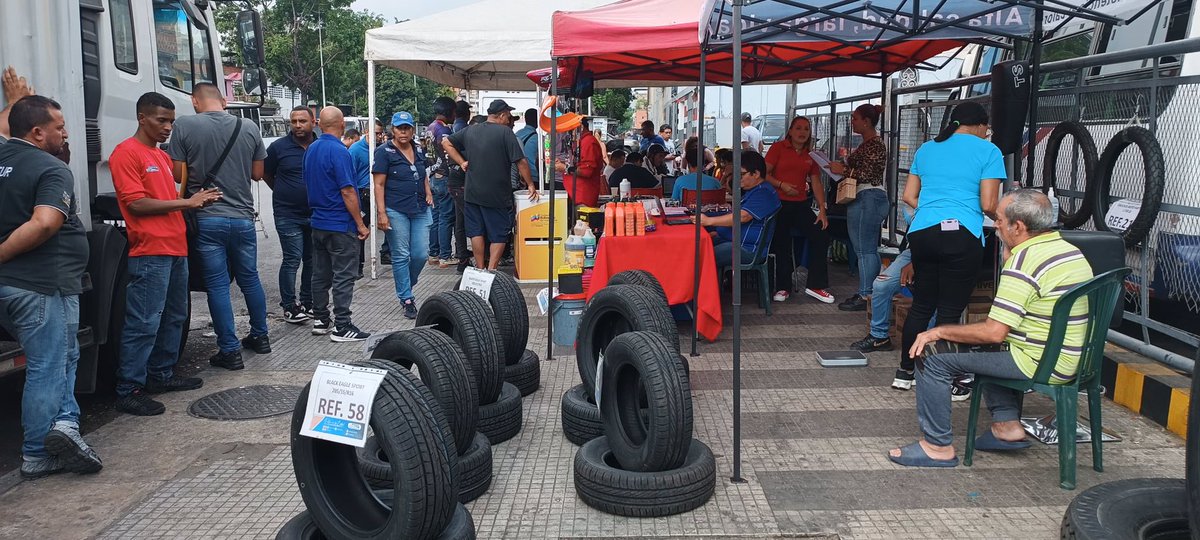 FonturOficialve's tweet photo. Trabajadores de #Fontur, incluyendo el personal del Servicio Médico, y @LTTransportista se desplegaron en la E/S Artigas, con la Jornada de Atención al Transportista.

iFontur no es solo transporte, también es salud 🧑🏻‍⚕️!

#BidenLevantaElBloqueoYa

@NicolasMaduro 
@ELOYSULBARAN https://t.co/9Tb3AFBLsu