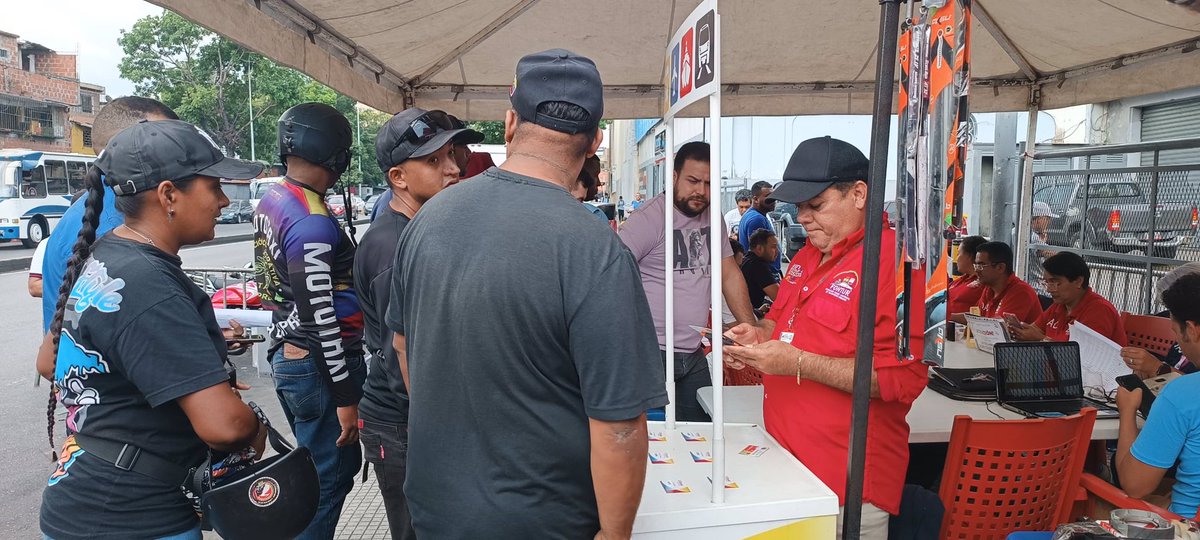 FonturOficialve's tweet photo. Trabajadores de #Fontur, incluyendo el personal del Servicio Médico, y @LTTransportista se desplegaron en la E/S Artigas, con la Jornada de Atención al Transportista.

iFontur no es solo transporte, también es salud 🧑🏻‍⚕️!

#BidenLevantaElBloqueoYa

@NicolasMaduro 
@ELOYSULBARAN https://t.co/9Tb3AFBLsu