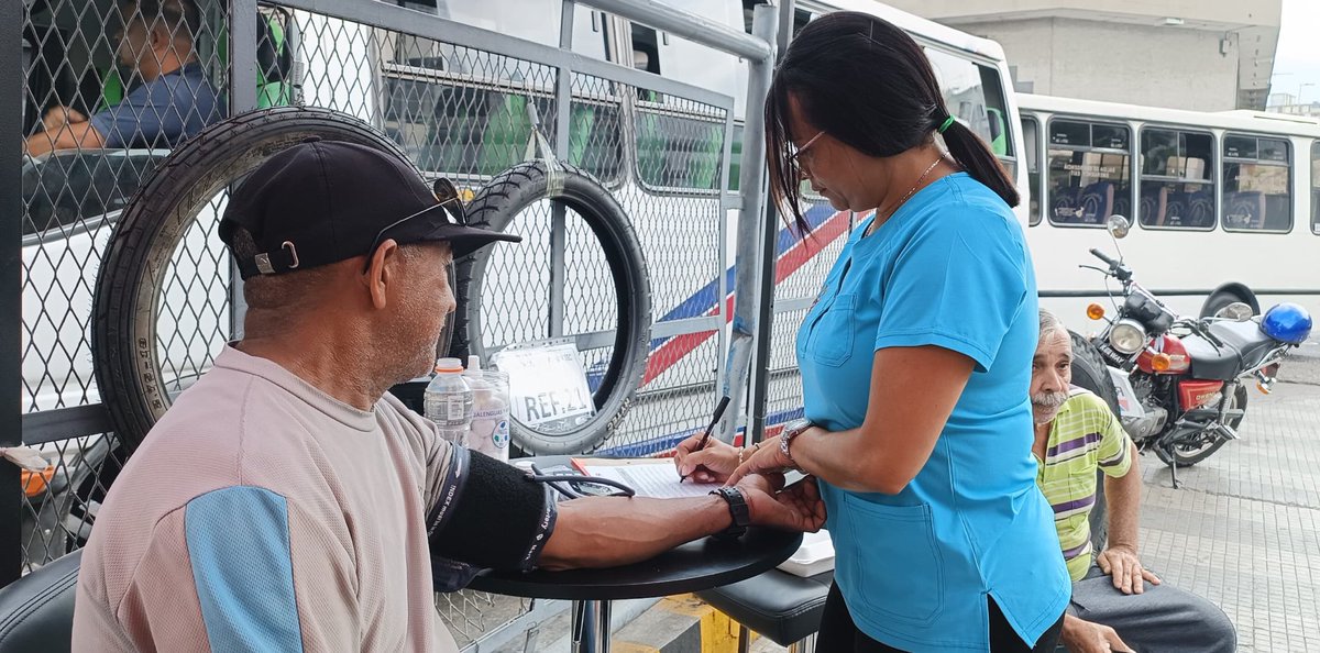 FonturOficialve's tweet photo. Trabajadores de #Fontur, incluyendo el personal del Servicio Médico, y @LTTransportista se desplegaron en la E/S Artigas, con la Jornada de Atención al Transportista.

iFontur no es solo transporte, también es salud 🧑🏻‍⚕️!

#BidenLevantaElBloqueoYa

@NicolasMaduro 
@ELOYSULBARAN https://t.co/9Tb3AFBLsu