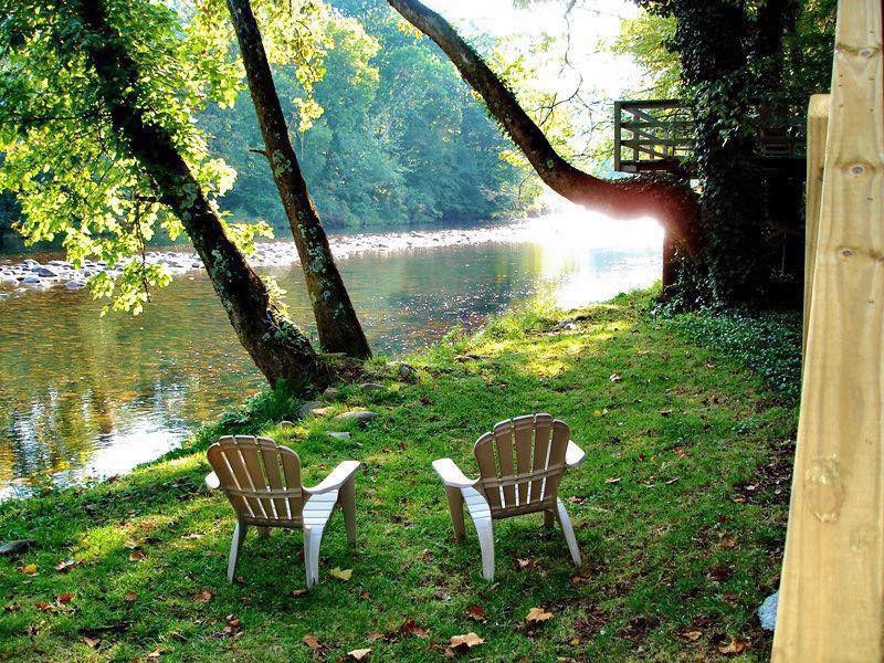 Pure Watauga River bliss is just a few steps down from the deck. 😍🎣🛶☕️🥃

See the rest of the River House here. ➡️ evolve.com/vacation-renta…

#vacationrental #vrbo #riverhouse #tennessee #elizabethton #supportlocal #smokymountains #river #flyfishing #wataugariver #vacation