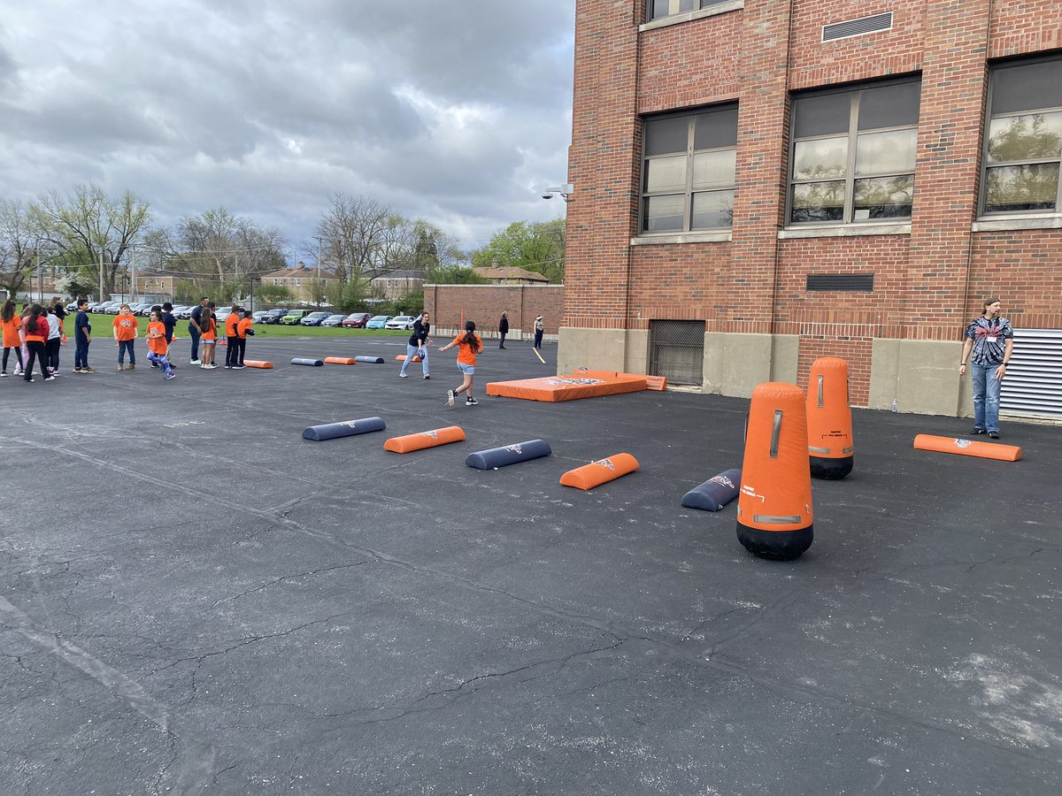 teachpe24's tweet photo. Thank you to @BearsOutreach  for holding a #minimonsters event at our school today. Our students loved the event. 🏈🏈😀👊

@ChicagoBears https://t.co/u6enjBd0Gl