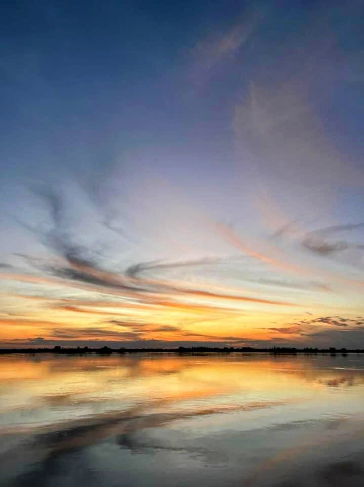 Good evening from Zimbabwe’s most beautiful Sunset.

#ZambeziRiver #Chirundu
