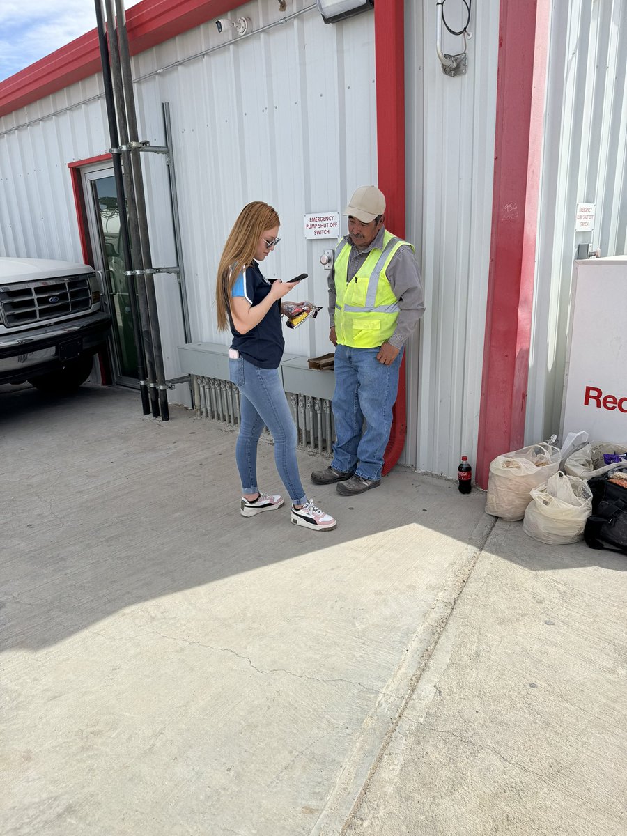 AaronJHernande2's tweet photo. Midland Store and Odessa store getting it done at Orla, Texas offering all things AT&amp;T @NicoleCVasquez @cristy_salcido @NTXKristaGuzman @CC034E @NTX_Anuksha @GiselaHern1 https://t.co/4l5TkXTg6t