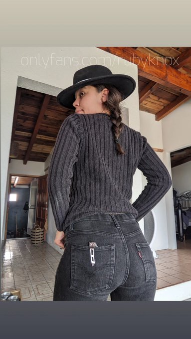 boots n cats n boots n cats https://t.co/WHaFtOZWlu