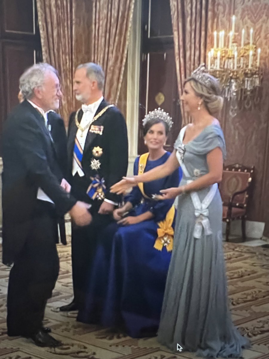 La reina doña Letizia Ortiz sentada durante el besamanos. 

¿Qué le sucede a la Reina? Que empiece la conexión en directo en España ¡YA! 

imagen de: @Amdekunder