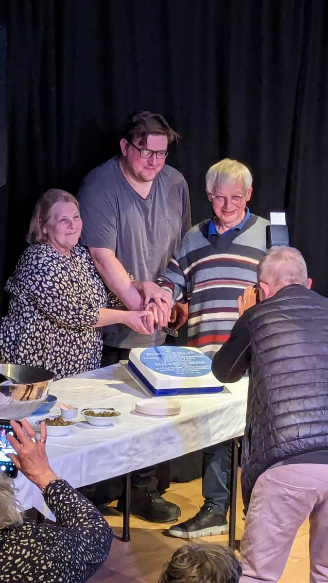 Absolute scenes in Chapel Allerton for the latest #BluePlaque unveiling to Elizabeth Brice & Duncan Dallas! Liz campaigned for medical use of cannabis 🌿 & Duncan set up Cafe Scientifique 🧪