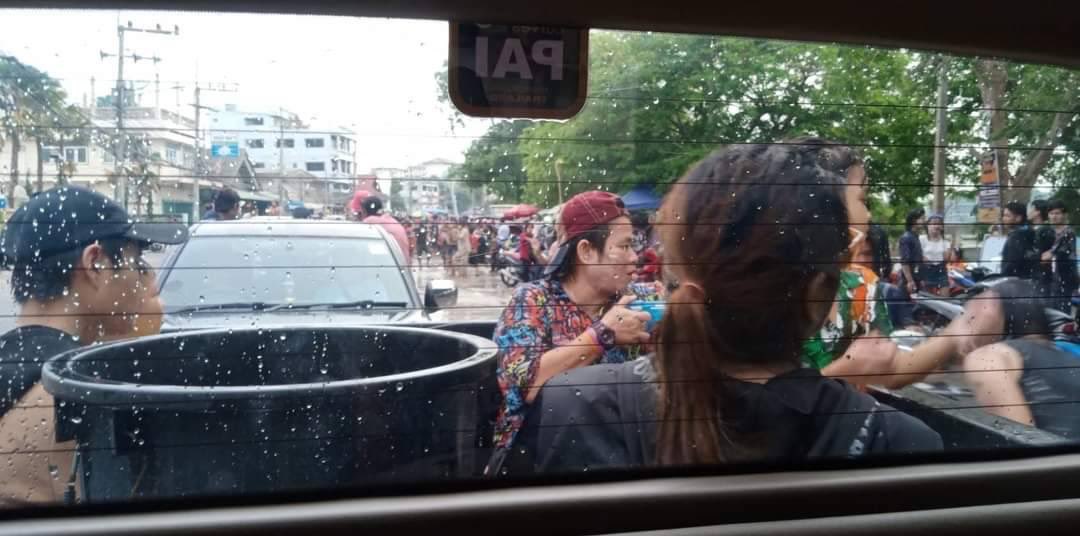 AeefZaa's tweet photo. พาลูกลิงไปเปรี้ยวท้ายกระบะปีแรก สภาพตามที่เห็นเลย 555+ 😂😂 สงกรานต์‘๖๗ https://t.co/ePtGKWlwIY