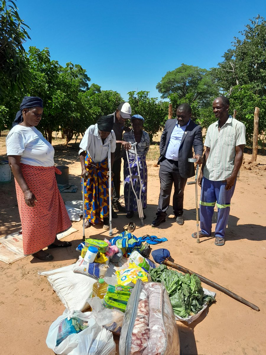 obertdube_poet's tweet photo. Today I visited Gogo Mettlia Sibanda in Lupane, Mzola Matshokotsha to give her what I got from well wishers.
Thank you so much to all who believe in my philanthropy. 
I wish to get more so that I help more. https://t.co/tQ0SQ8pbZV