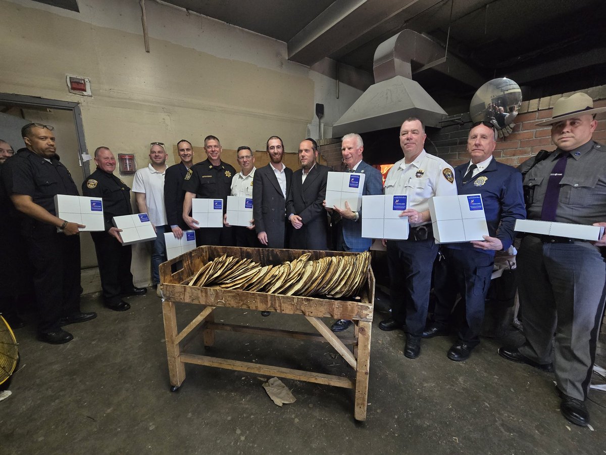 Rockland Jewish Alliance organized a Pre-Passover visit to the Satmar Matza bakery in Monsey, joined by State and local law enforcement agencies.

@RCJAlliance
@Ramapo_PD
@townoframapo
@HaverstrawPD
@ClarkstownPBA
@nyspolice
@rocklandgov
@YossiGestetner
@meyertauber