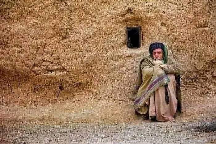 Hamayoun_512's tweet photo. کبھی کبھی ہم گلے لگانے کے مستحق ہوتے ہیں مگر دیوار سے لگا دیئے جاتے ہیں۔۔۔🖤 https://t.co/vysRbmcB4Q