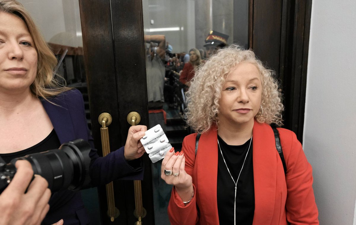 oko_press's tweet photo. Zrób sobie sama aborcję... Czy ministra Kotula popełniła przestępstwo? Wyjaśniamy krok po kroku
@m_chrzczonowicz @KotulaKat #aborcja #tabletka #okopress
https://t.co/n23yBaYjId https://t.co/mbiXyoEPW2