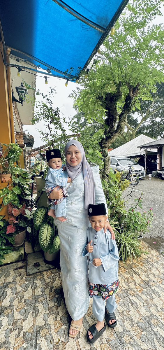 EzzaTiger's tweet photo. ootd  #QiszarTimelessRaya2024 wif my kiddos..kiddos my pengganti arwah suami..segalanya untuk mereka..📸 #raya2k24 #mamiqarlls #rayqarll #hayqarll #theqarlls #teamrayabatupahat #abgadikpalingraya https://t.co/2RdISJbSUG