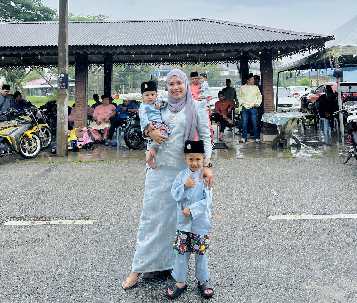 EzzaTiger's tweet photo. ootd  #QiszarTimelessRaya2024 wif my kiddos..kiddos my pengganti arwah suami..segalanya untuk mereka..📸 #raya2k24 #mamiqarlls #rayqarll #hayqarll #theqarlls #teamrayabatupahat #abgadikpalingraya https://t.co/2RdISJbSUG
