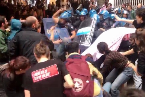 omicron54's tweet photo. @SecolodItalia1 Incredibile come studenti a mani nude possano fare del male a #poliziotti in tenuta #antisommossa
Ma non provate vergogna a scrivere queste palle??

Deve valere poco allora questa polizia che si fa male e menare studenti inermi.
#Sapienza https://t.co/BQKCmaAh3x