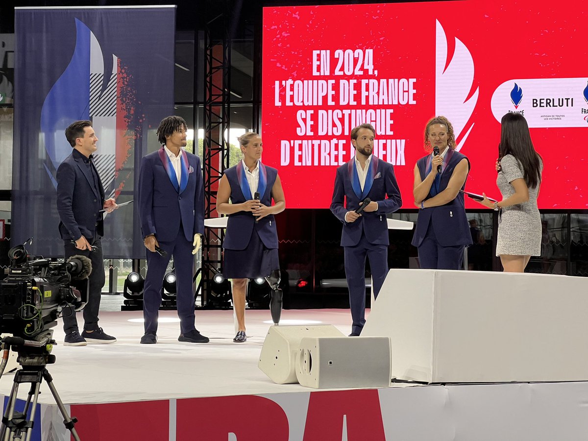 ericberdoati's tweet photo. J-100 pour les JO une très belle cérémonie avec notamment la présentation de la tenue officielle des athlètes français. Ils sont magnifiques https://t.co/L7uDzscJ7i