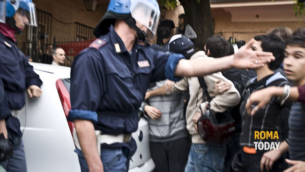 omicron54's tweet photo. @SecolodItalia1 Incredibile come studenti a mani nude possano fare del male a #poliziotti in tenuta #antisommossa
Ma non provate vergogna a scrivere queste palle??

Deve valere poco allora questa polizia che si fa male e menare studenti inermi.
#Sapienza https://t.co/BQKCmaAh3x