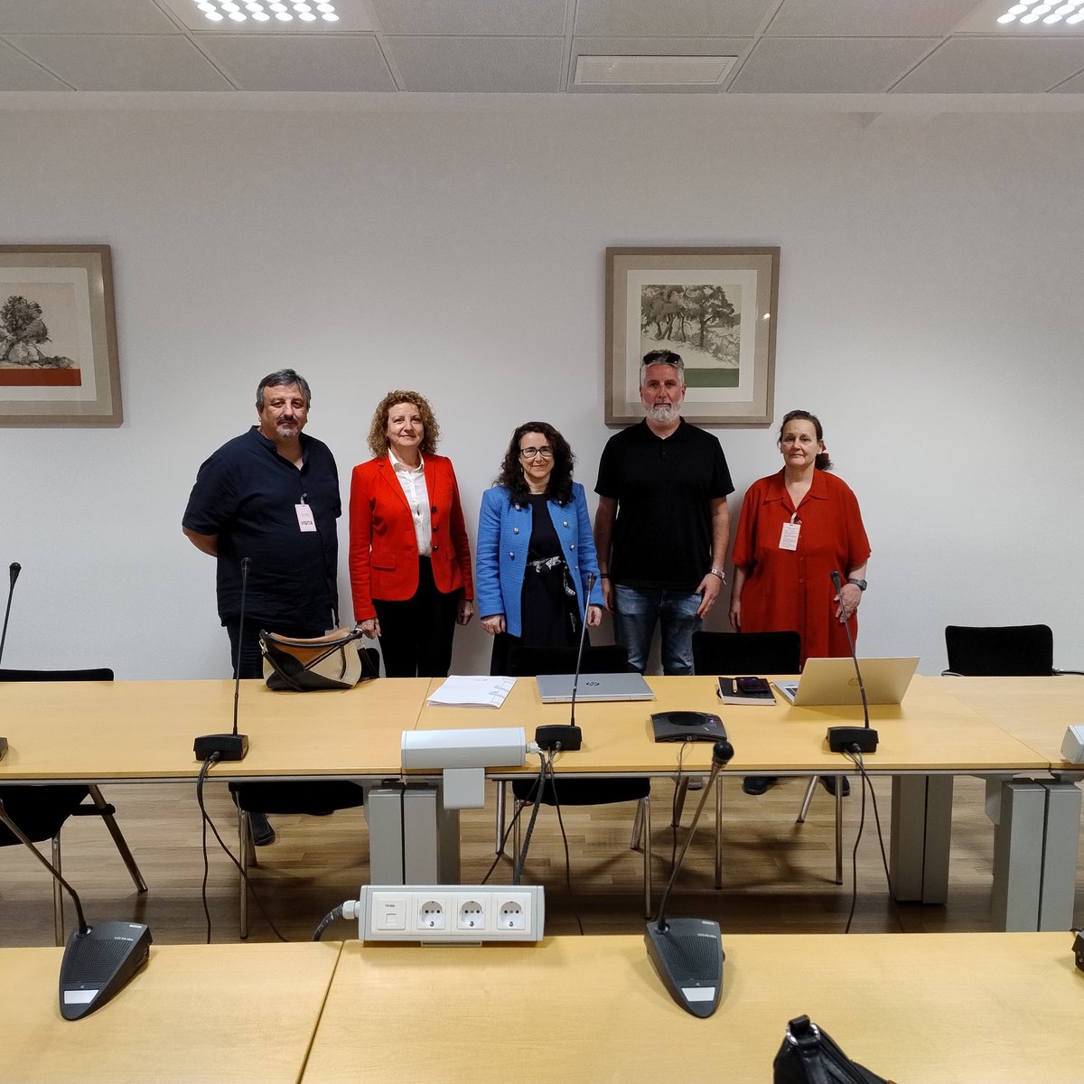 Hoy nos hemos reunido con <a href="/educaciongob/">Ministerio de Educación, FP y Deportes</a> para hablar de atención a la diversidad, requisitos mínimos en los centros, ratios o infraestructuras educativas, y del continuo incumplimiento de la <a href="/ComunidadMadrid/">Comunidad de Madrid</a> de la normativa emanada del Estado.