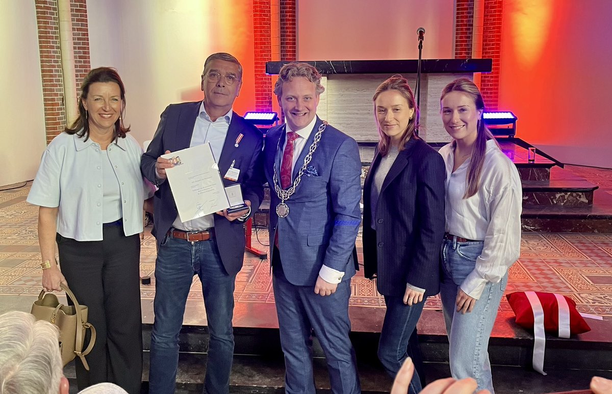 Heel gaaf! Gerard van Nieuwpoort is benoemd tot ereburger van <a href="/GemeenteGouda/">Gemeente Gouda</a>! op avond van <a href="/GO_Gouda/">GoudaOnderneemt!</a>