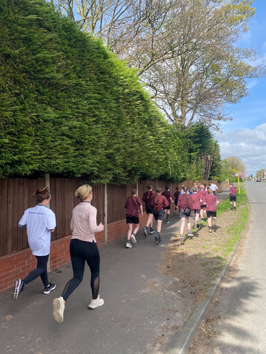 Thank you @SummerhillL31 for passing the baton to us. Thank you to @northwaymaghull for an amazing welcome. Thank you to Mr Beenham for organising. ☀️ #kNOwKifecrime 🏃‍♀️ @in_mcginty @Knifesaversuk #community. Well done to everyone involved!