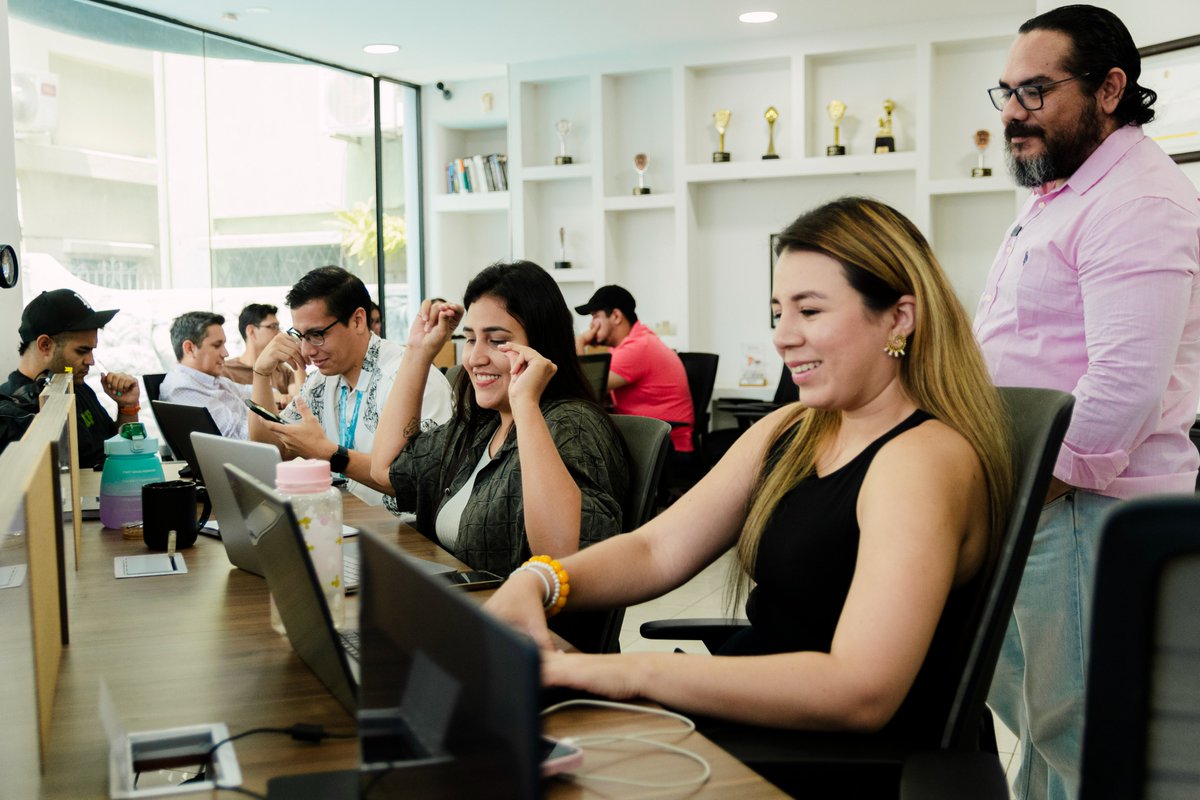 GeeksEC's tweet image. En nuestra capacitación sobre creación de contenidos con inteligencia artificial, exploramos cómo la IA está redefiniendo las estrategias publicitarias. Desde la segmentación precisa, hasta la creación de contenido dinámico.