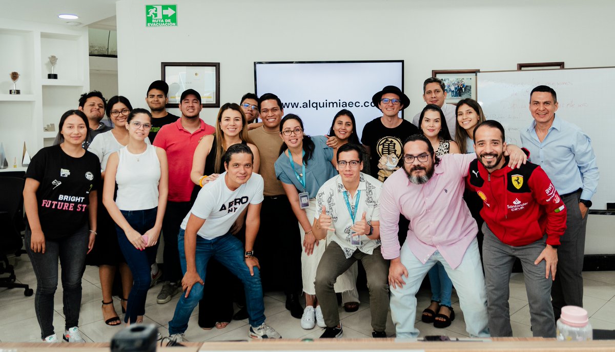 GeeksEC's tweet image. En nuestra capacitación sobre creación de contenidos con inteligencia artificial, exploramos cómo la IA está redefiniendo las estrategias publicitarias. Desde la segmentación precisa, hasta la creación de contenido dinámico.