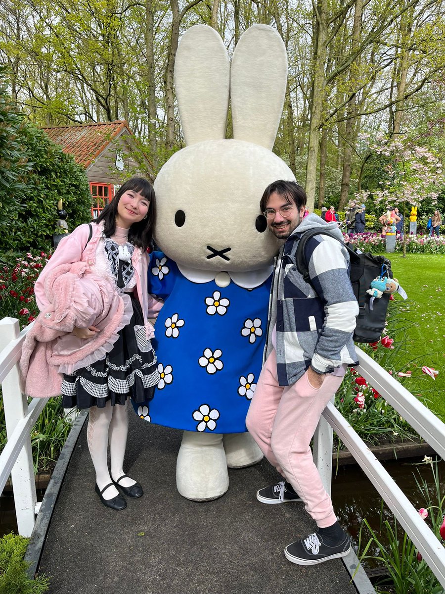 i spent the day with lala at keukenhof, it was so beautiful and fun!! we met miffy there as well :>