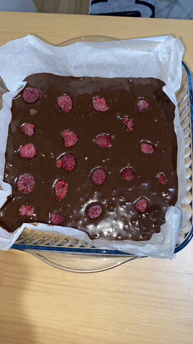 insan bazen her seyi bi kenara bırakıp mantı ve brownie yapmalı