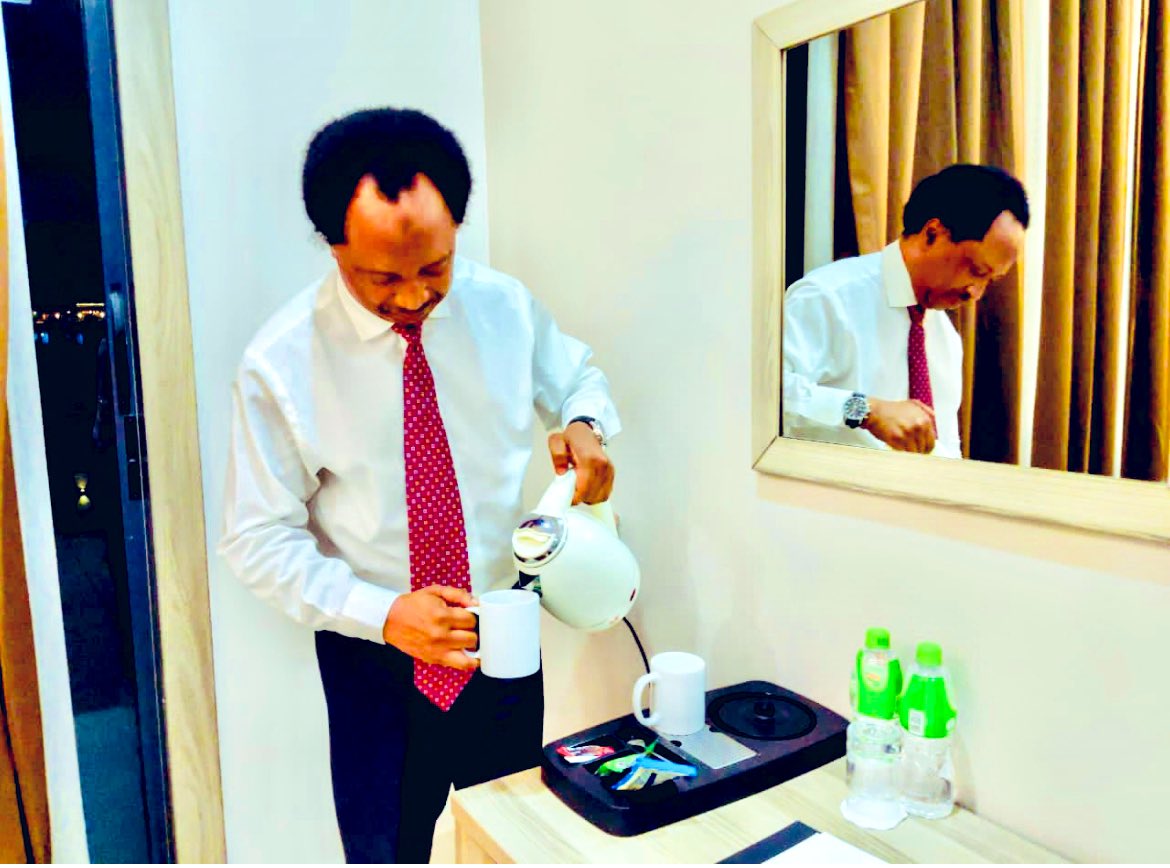 ShehuSani's tweet image. I read that the Kaduna State legislature is investigating the whereabouts of the World Bank $350million loan,just at the time I’m about to have some sachet coffee.Me na Brown Sugar I de look for to add to my Coffee.